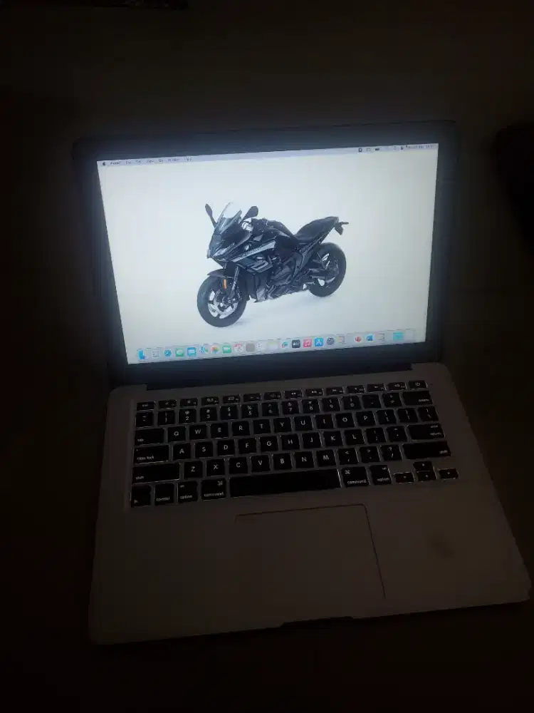 Macbook air 2017 8/512gb normal tinggal pakai aj kak