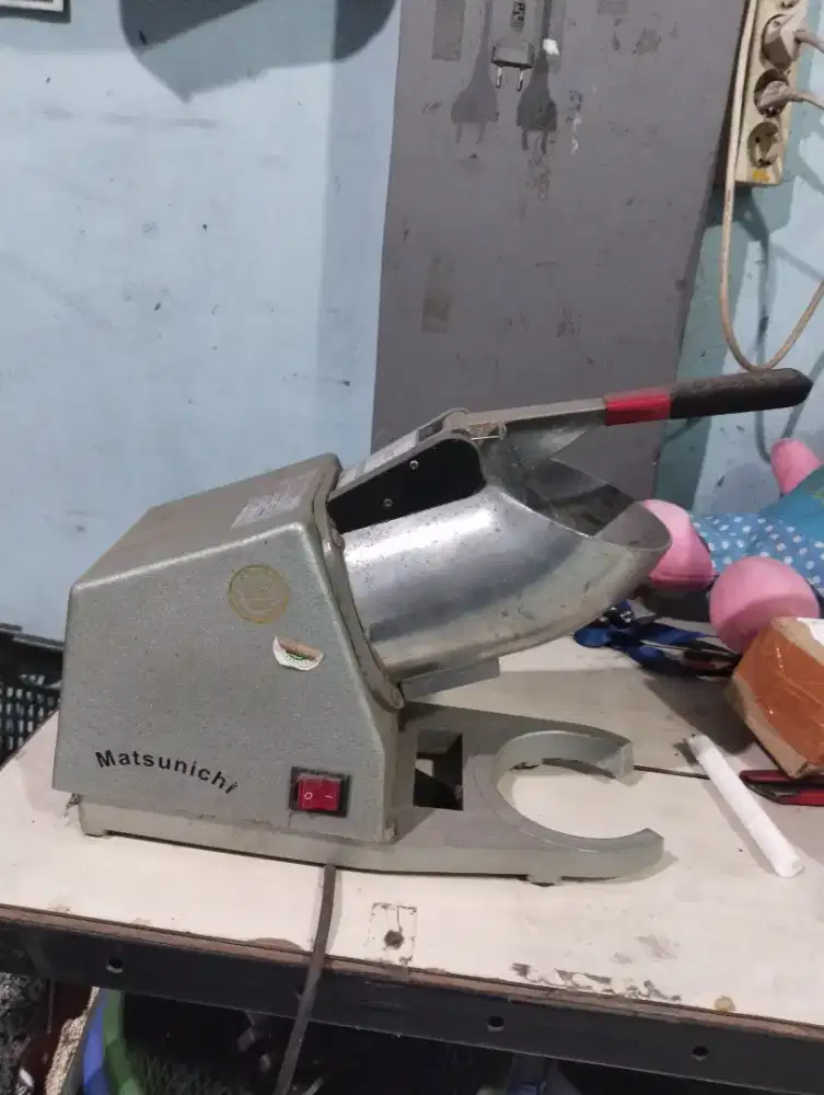 Udah gak terpakai   siapa tau ada yang mau mesin serut es