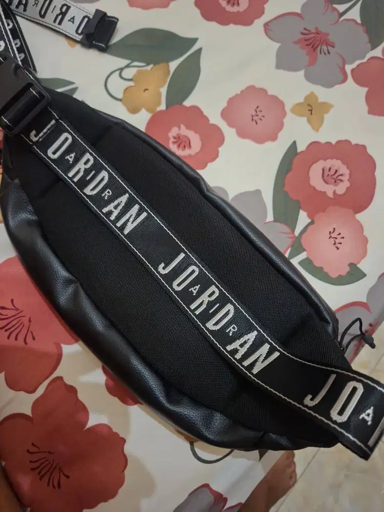 tas selempang hitam