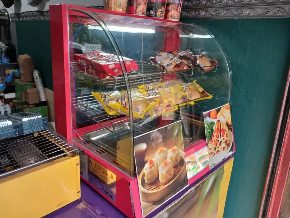 Kru kantin di sekolah