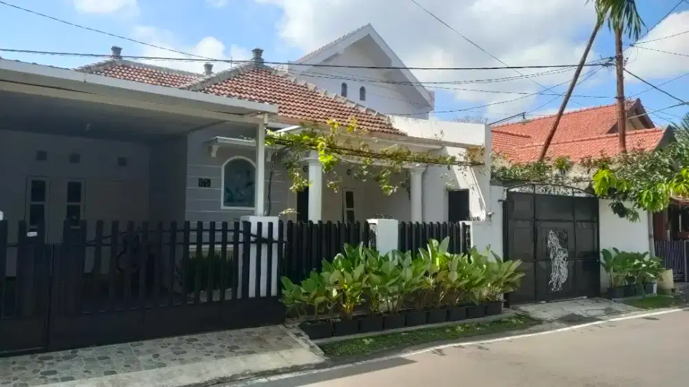 Rumah besar asri aman di perumahan