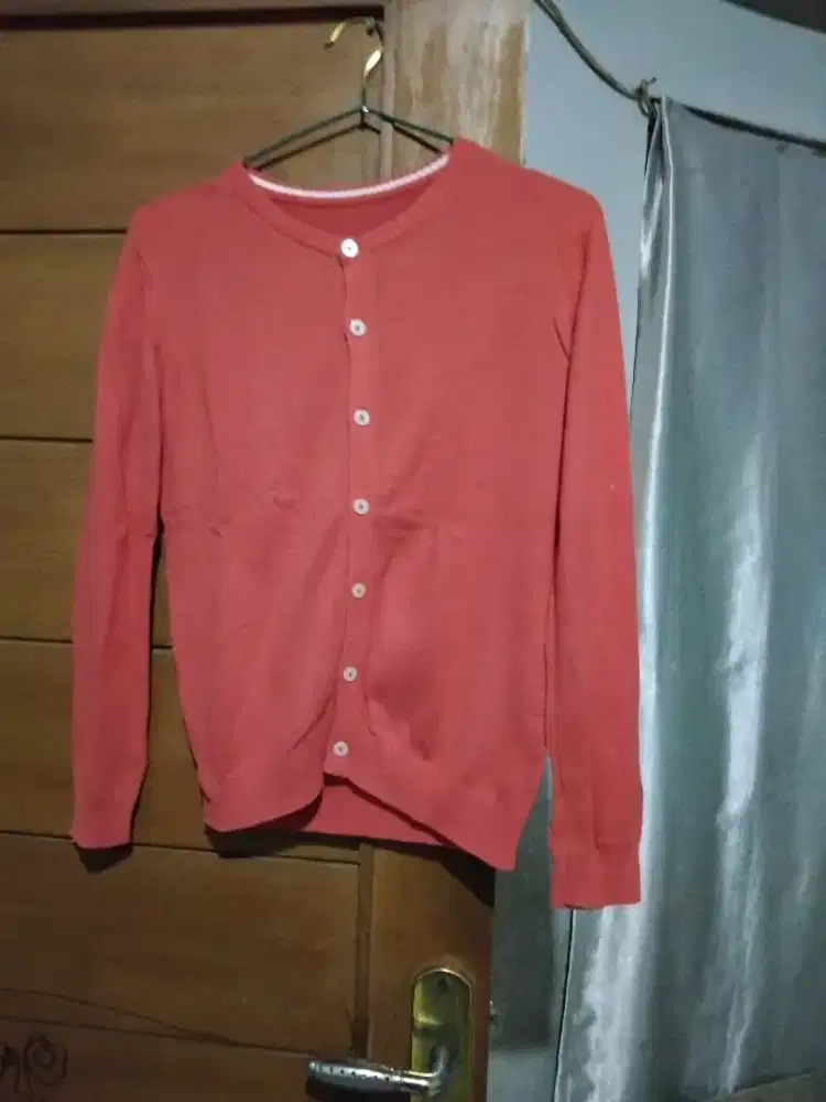 Sweter merah bata