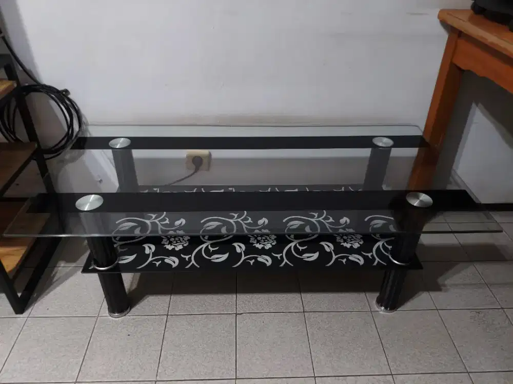 Meja kaca ruang tamu