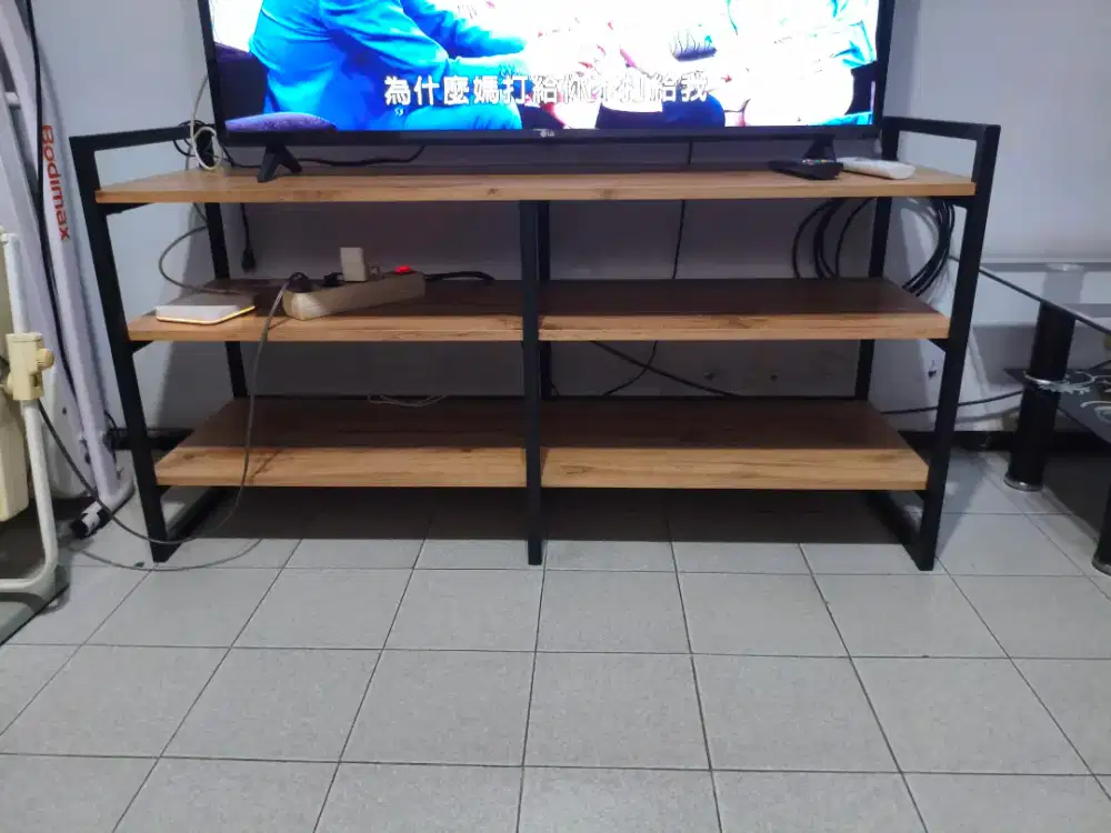 Meja rak untuk TV ruang tamu / kamar