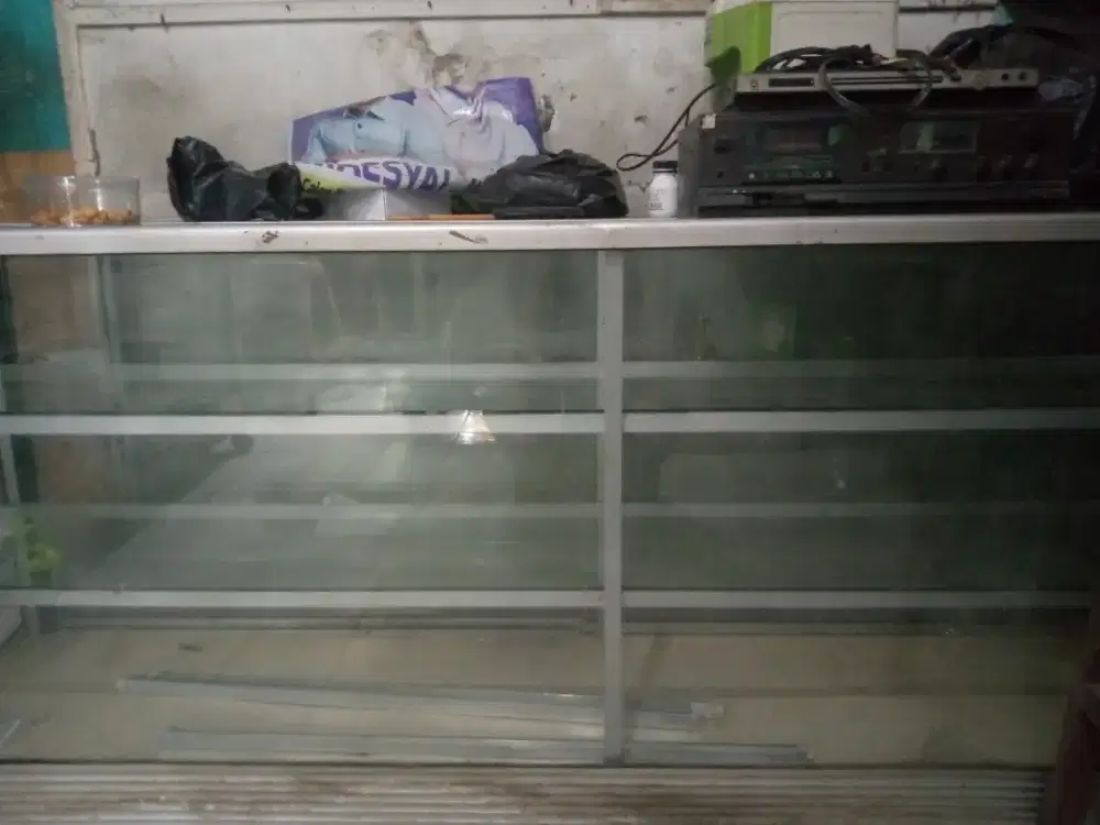 Etalase Display 2,2 Meter – Kondisi Baik, Murah & Siap Pakai