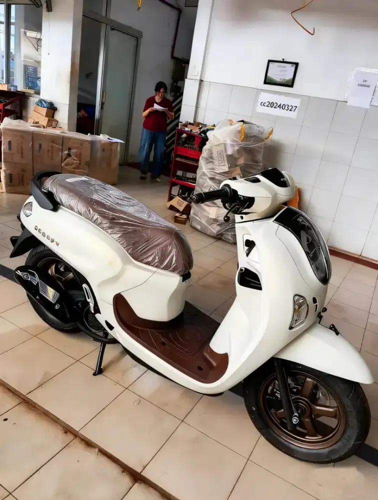 HONDA SCOOPY PRESTIGE WHITE
