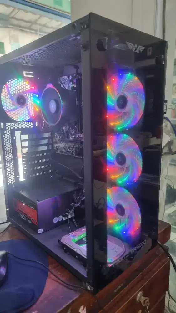 Pc Amd Reyzen 5 untuk desain dan game kelas menengah kondisi normal