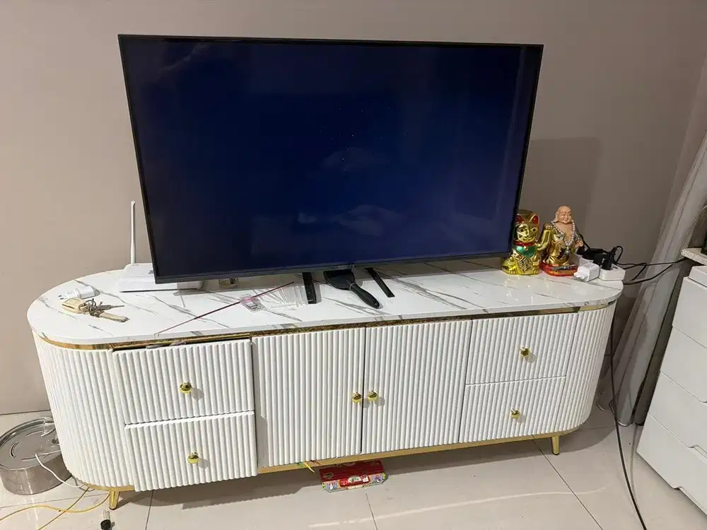 Meja tv sesuai deskripsi di gbr