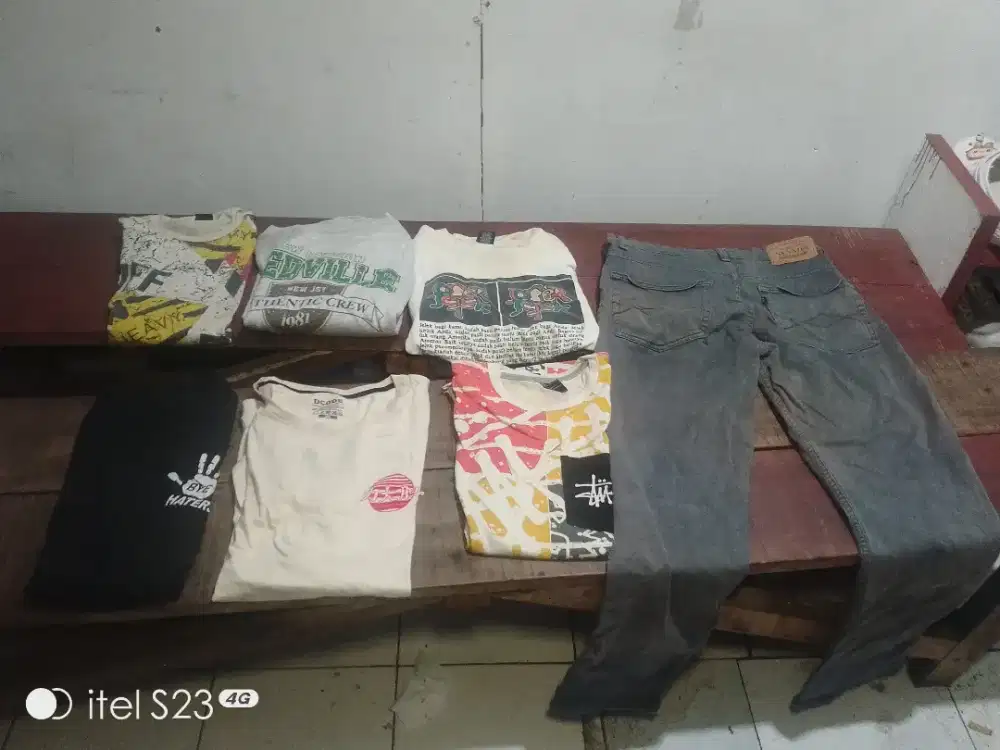 kaos, sweater dan celana levis