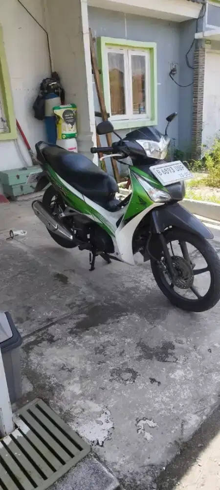 Supra helm in versi karbu