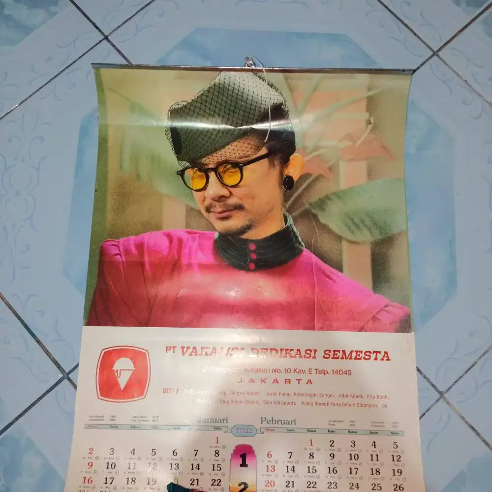 VINDES Store Merchandise Kalender Dinding 2022 Foto Vincent & Desta