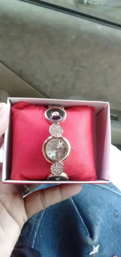 Di jual asesoris cew jam tangan ori dan asli  model unik ,mewah