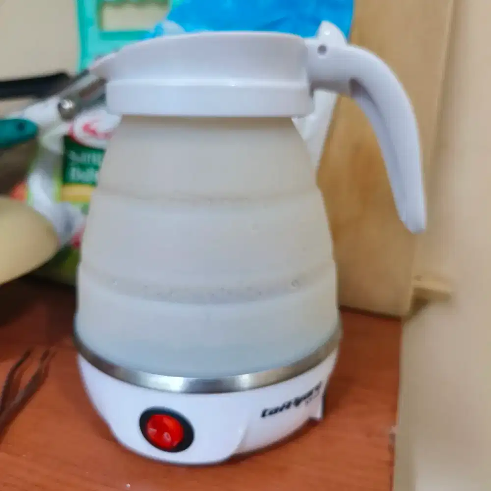 Teko listrik pemanas air