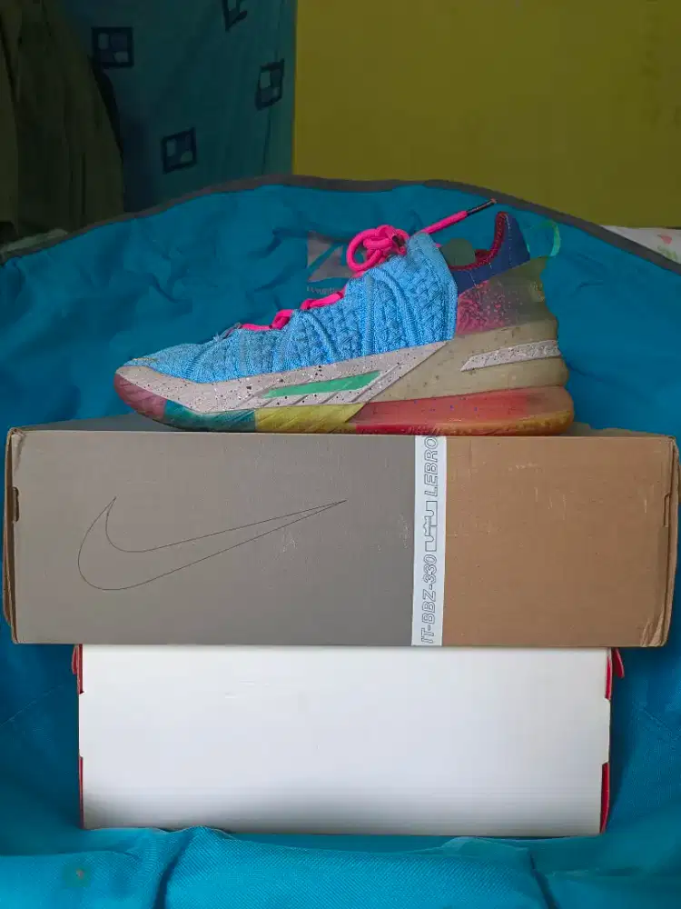 SEPATU BASKET LEBRON 18
