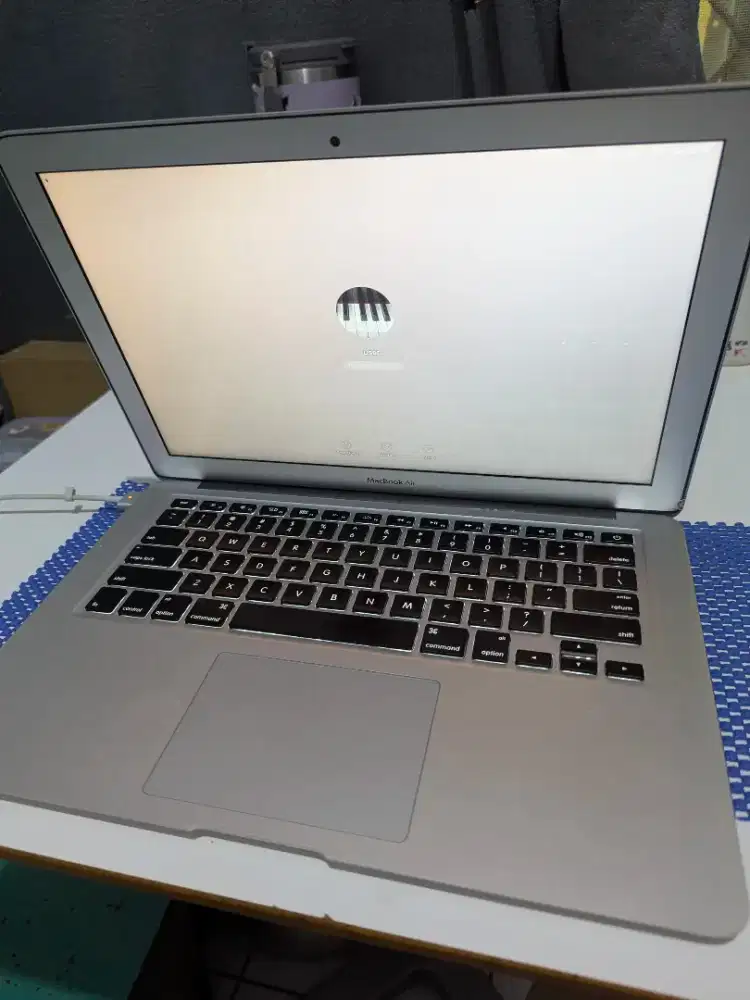 Macbook Air 13 inch A1466  2017 Ram 8gb SSD 128gb mulus  like new
