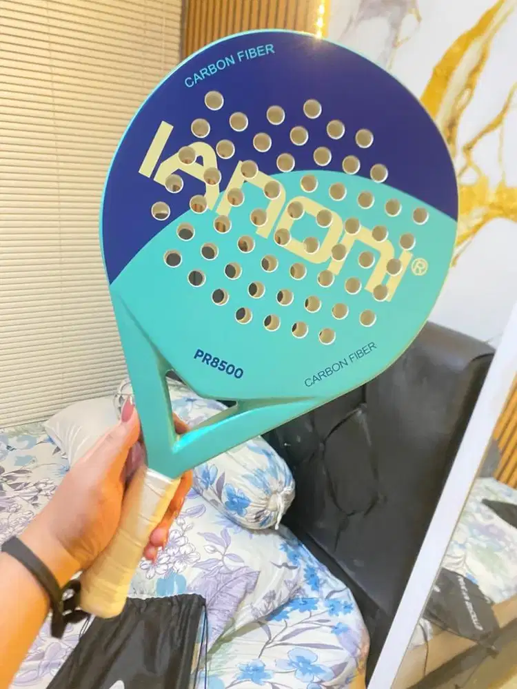 Raket padel baru masih mulus