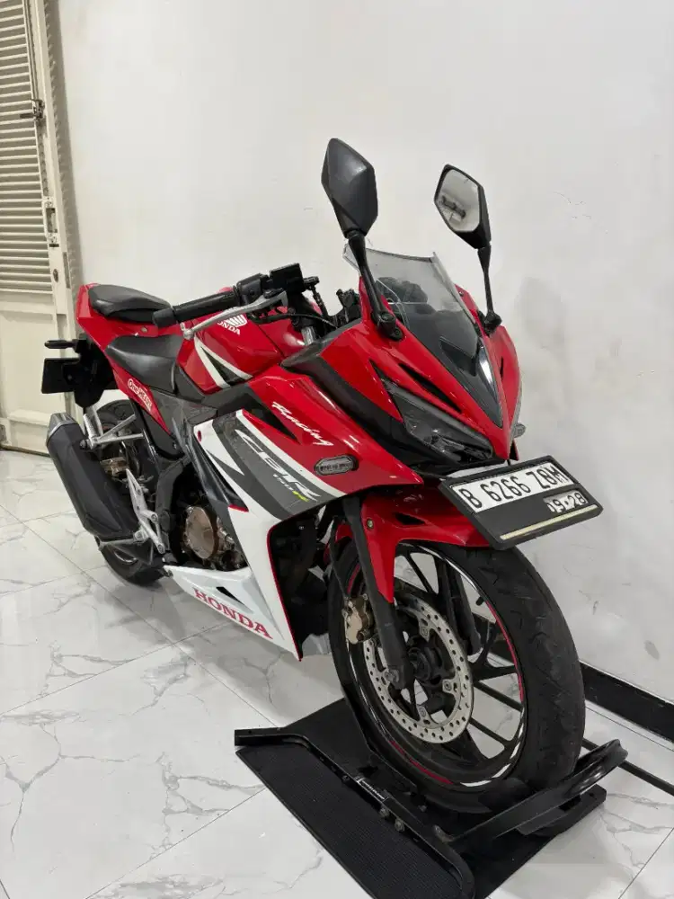 Honda CBR 150 R Racing Red 2018 bln 8 Pajak panjang kredit DP 1 jutaan