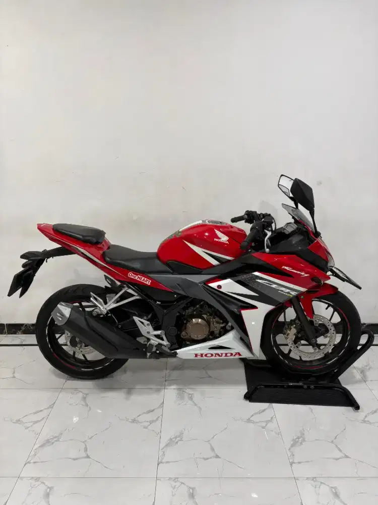 Honda CBR 150 R Racing Red 2018 bln 8 Pajak panjang kredit DP 1 jutaan