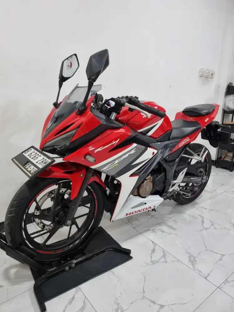 Honda CBR 150 R Racing Red 2018 bln 8 Pajak panjang kredit DP 1 jutaan