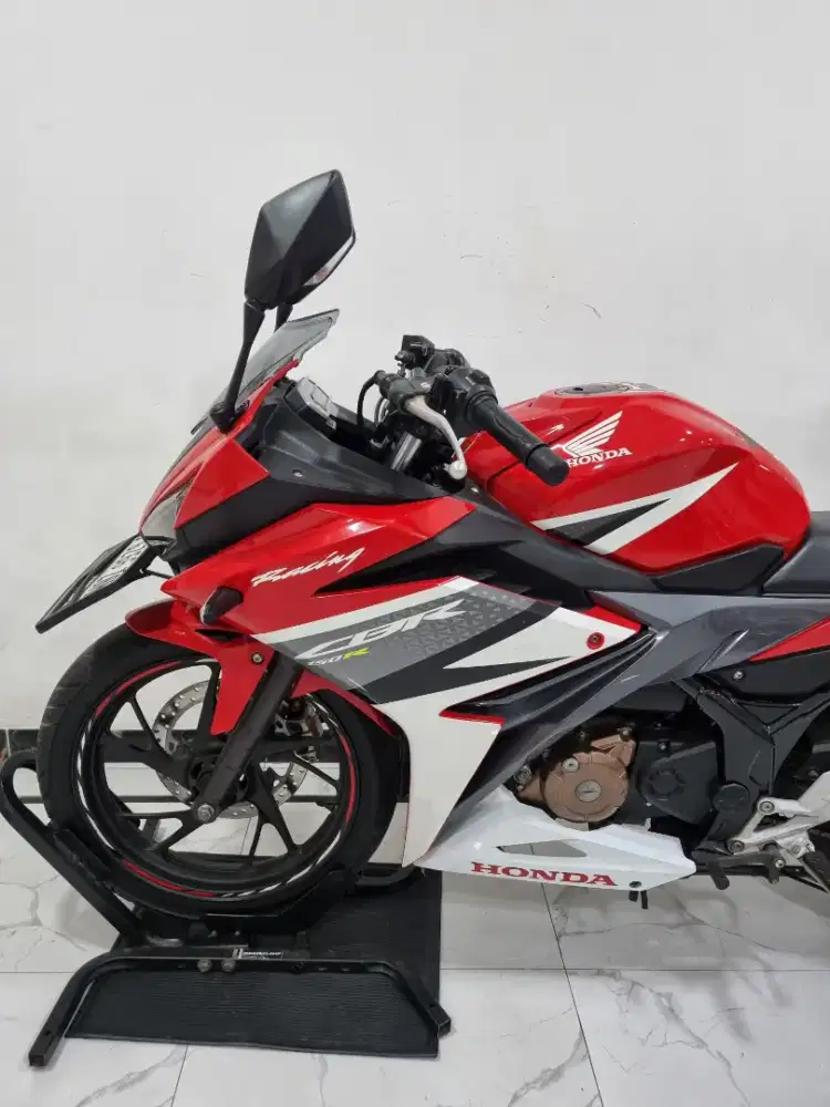 Honda CBR 150 R Racing Red 2018 bln 8 Pajak panjang kredit DP 1 jutaan