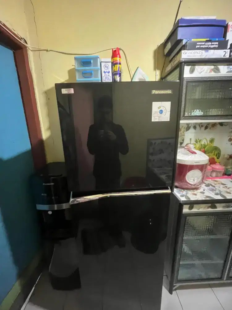Jual lemari es second dua pintu merk Panasonic inverter