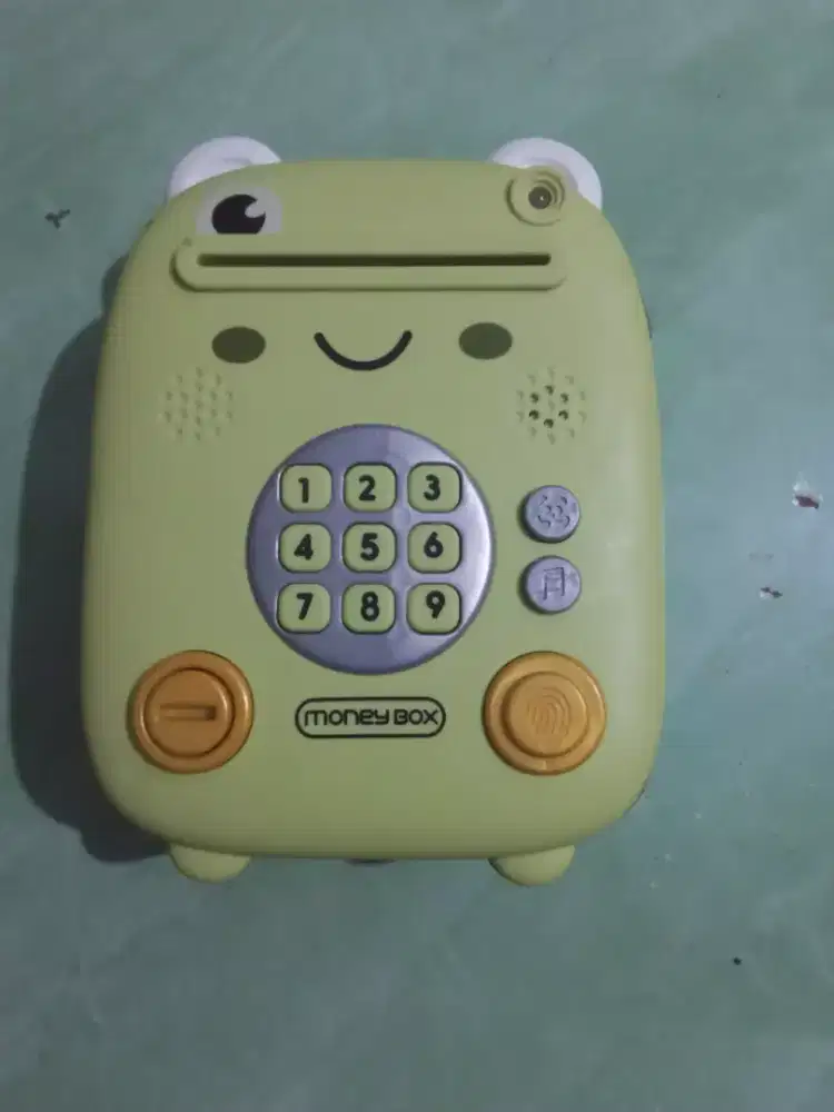 Celengan anak karakter