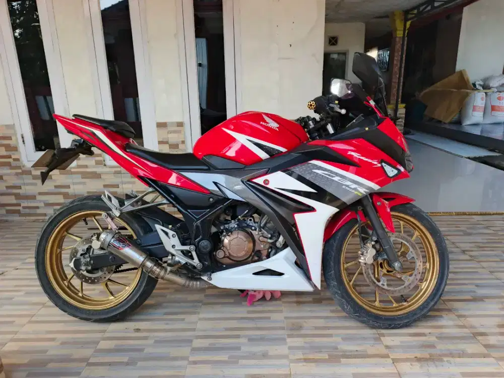 Dijual motor honda CBR 150R