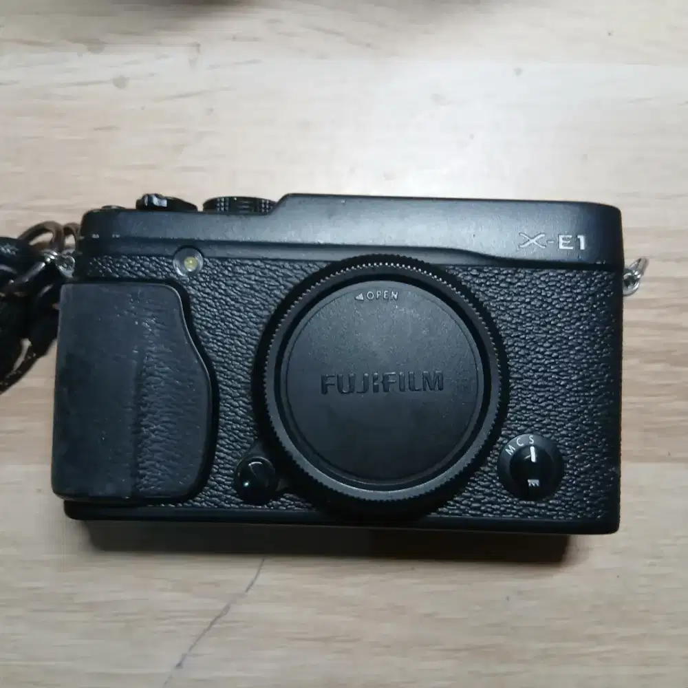 Mirrorless Fujifilm XE1