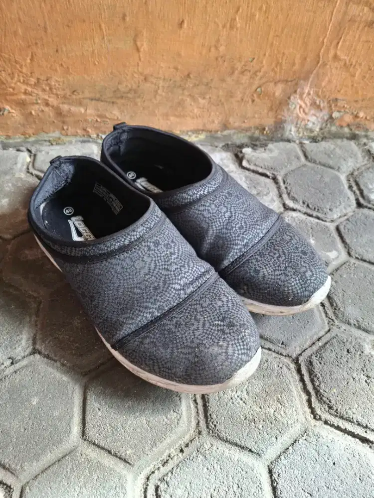 Sepatu Slip On merk Loggo produk Lokal Indo size 40