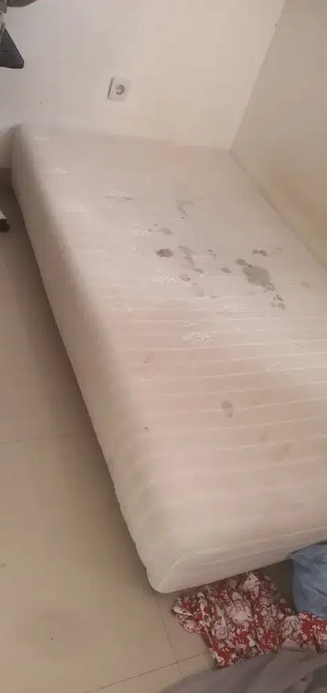 Tempat tidur bekas anak