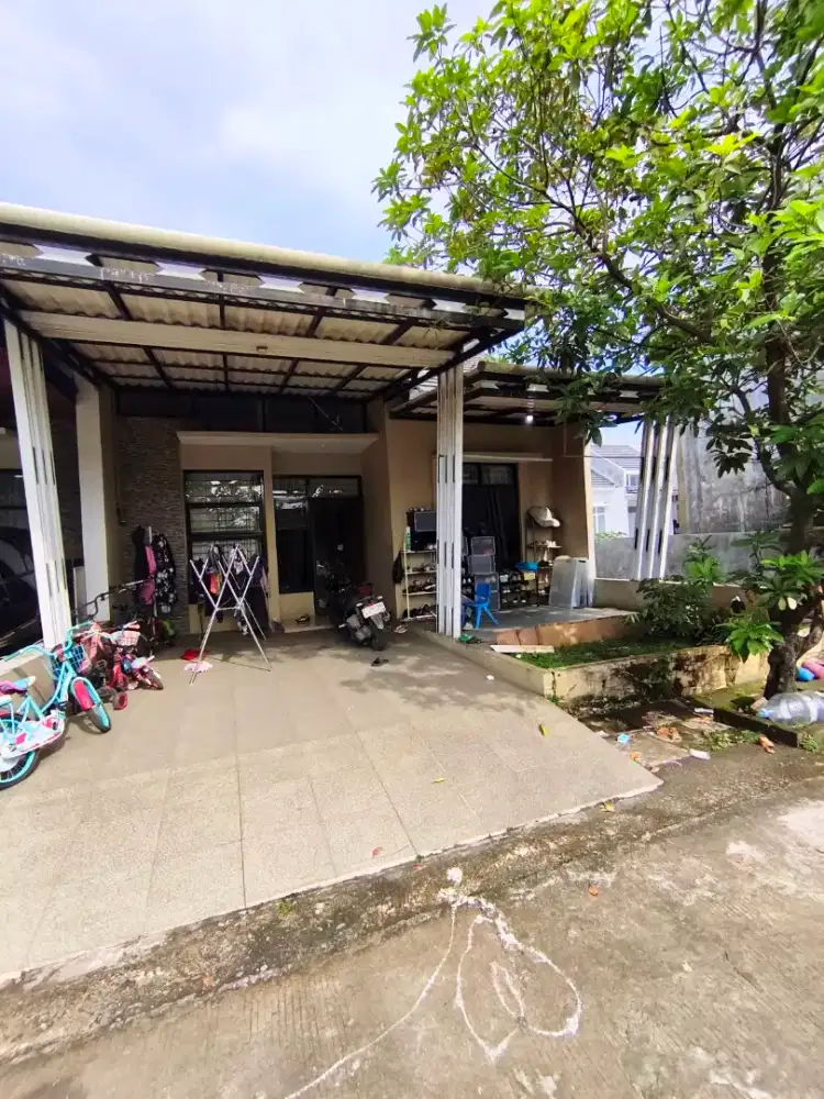 Rumah Asri Di Pojok Bebas Banjir bisa muat 6 mobil parkir
