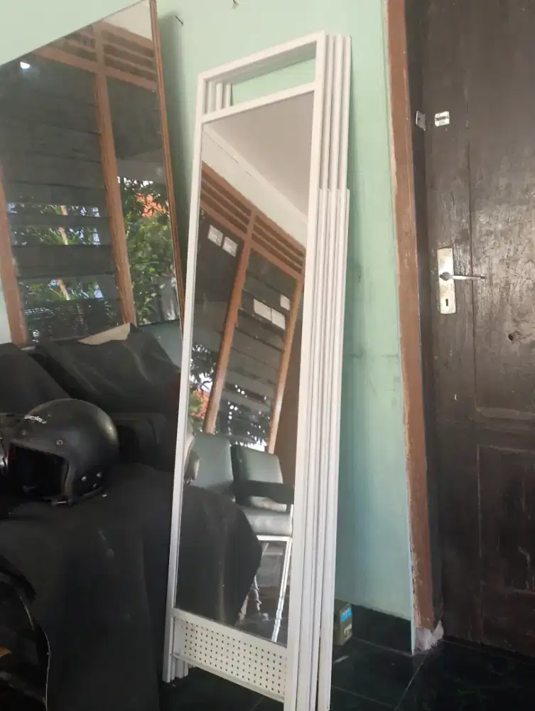 Cermin Informa standing