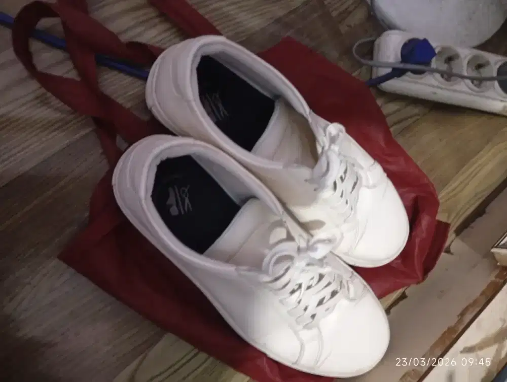 Sepatu sneaker putih