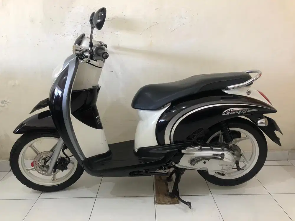 Honda Scoopy Th.2011 violet putih!!