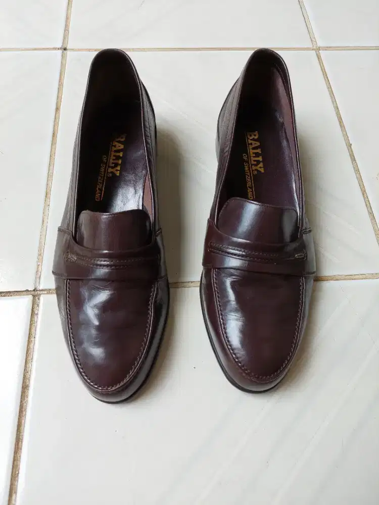 Sepatu pria Bally