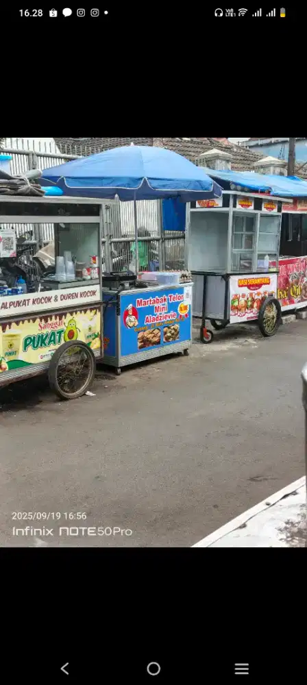 karyawan jaga stand martabak telur mini