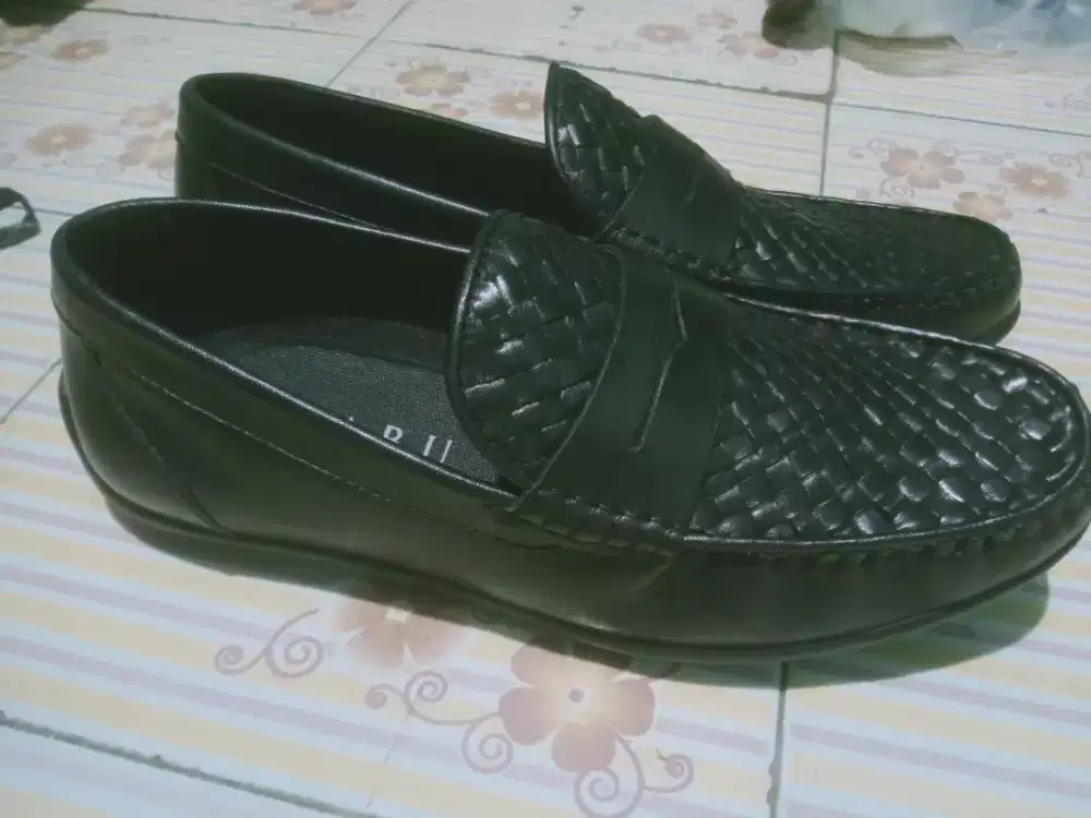 Sepatu kulit slip on