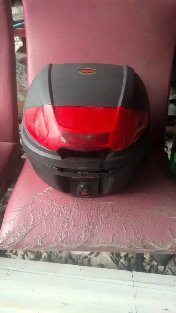 BOX MOTOR KMI 588 HITAM 32 LITER TANPA KUNCI TANPA BREKET