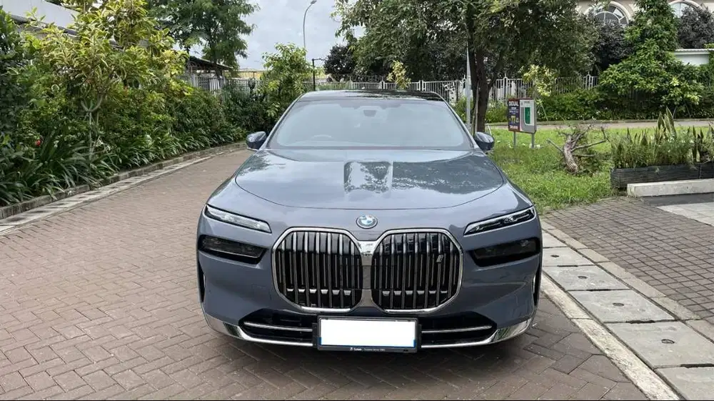 BMW i7 xDrive60 2024 Abu Metalik – Electric, KM 21 Ribu, Pajak Panjang