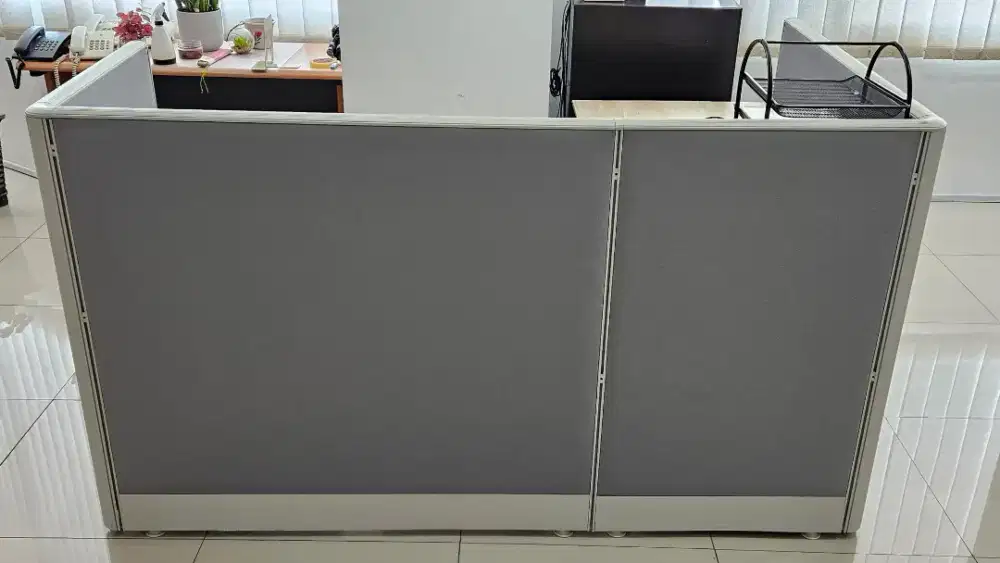 Meja kerja + partisi + laci