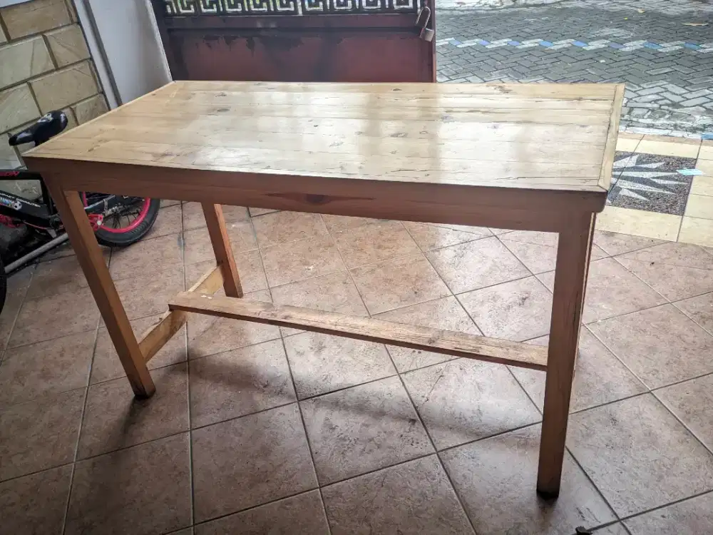 Meja bekas warung