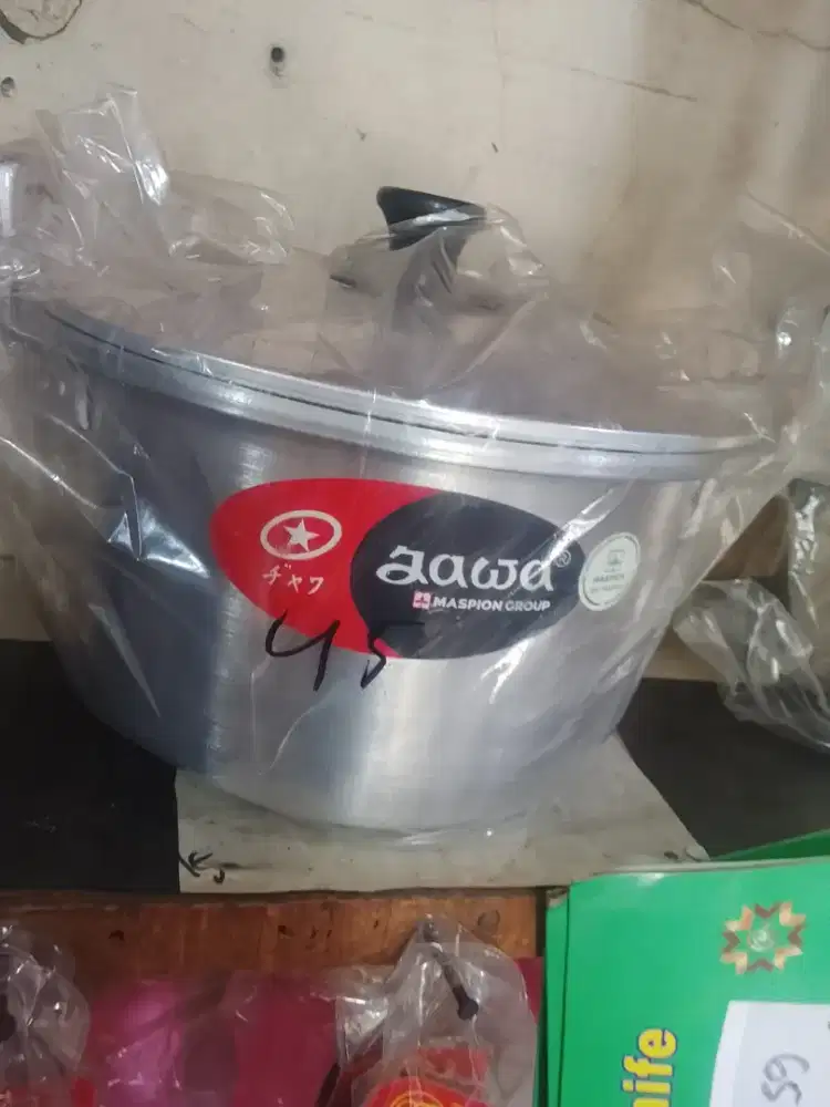 Penjaga toko perabot laki laki