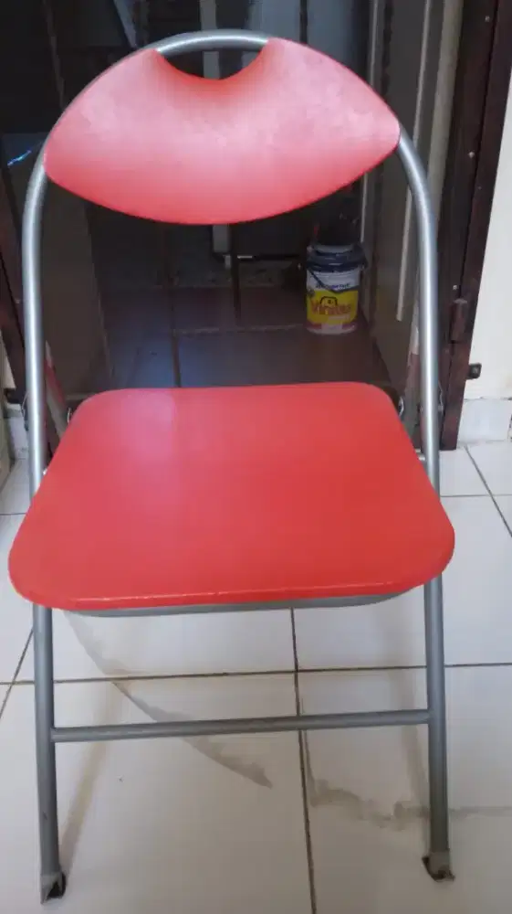 Di jual kursi lipat warna merah. Cuma 1 pcs. Masih baru