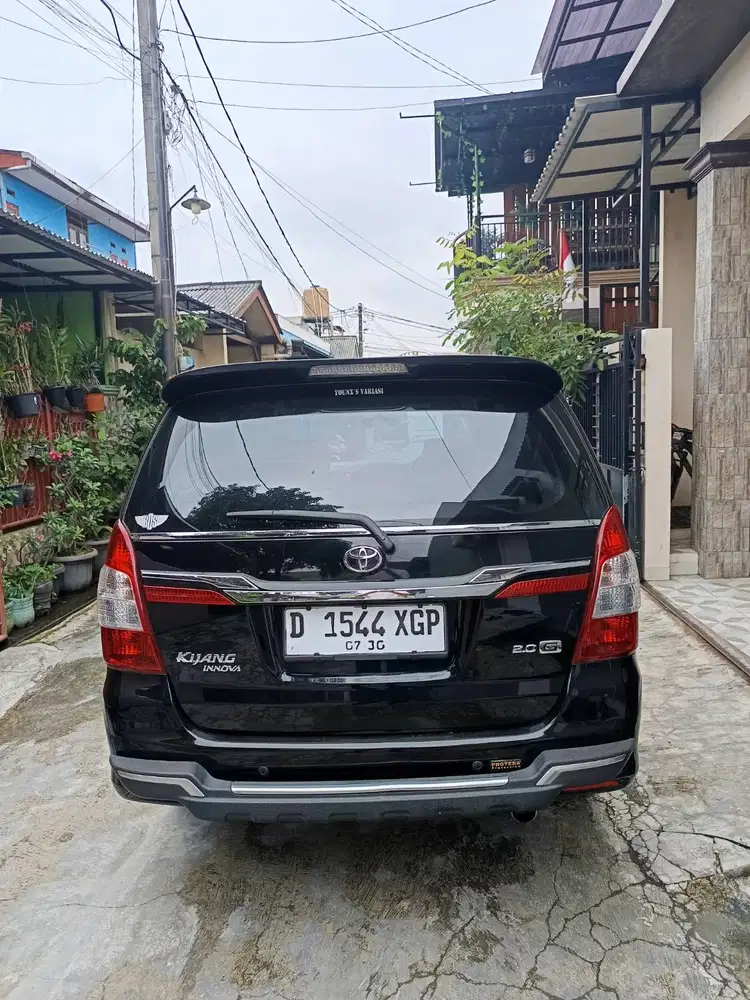 Jual mobil kijang Innova mulus KM rendah dari baru