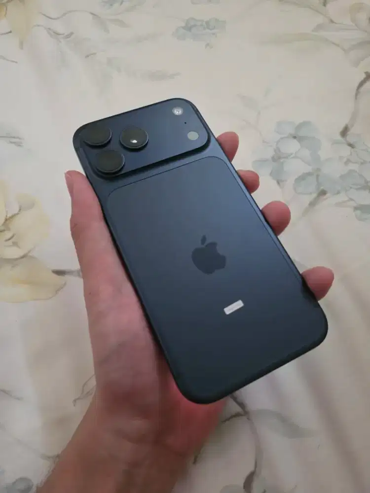 iPhone 17 Pro Max Blue 256GB (LIKE NEW)