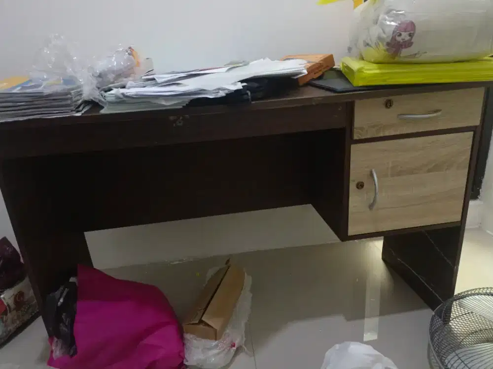 Meja kantor kayu