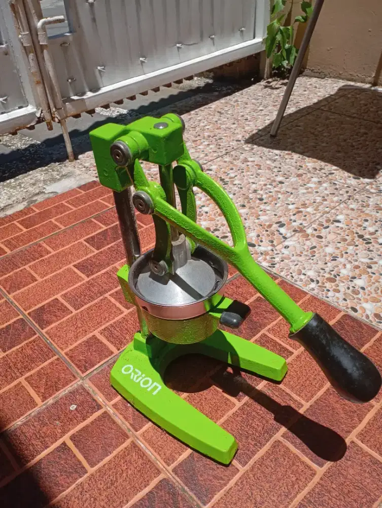 Alat peras jeruk manual