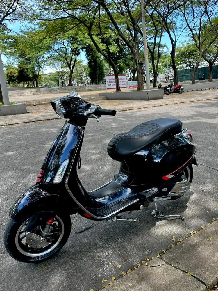 Vespa sprint 2019 hitam glosy