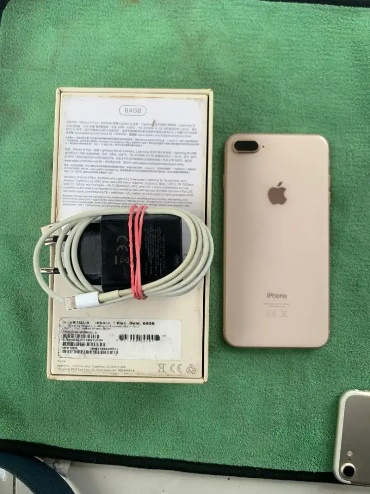 Iphone 8+  64 giga komplit normal