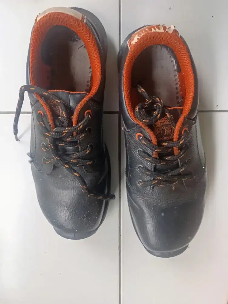Sepatu safety merk king